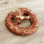 snack de carne para perro en forma de pretzel